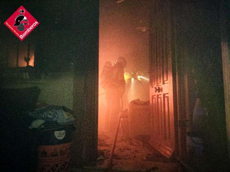 Imagen del incendio facilitada por el Consorcio de Bomberos de Alicante. EPDA