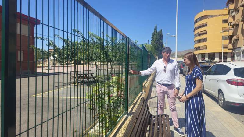 El alcalde Marcos Zaragoza y la concejala de Educacin Marisa Mingot en su visita al colegio Poble Nou de Villajoyosa.  EPDA
