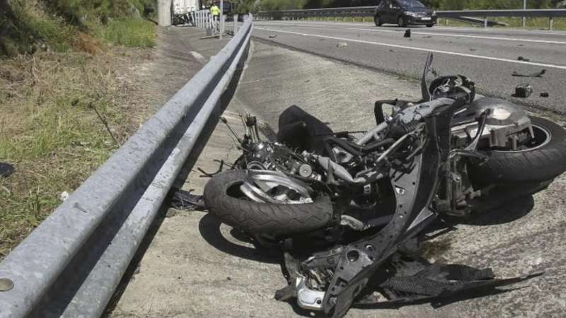 Una moto, tras haber sufrido un accidente, en una imagen de archivo  EFE

