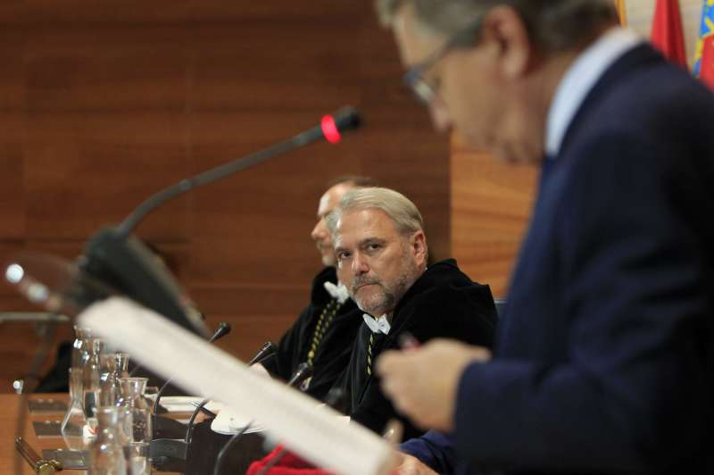 El rector de Universidad Miguel Hernndez de Elche (UMH), Juan Jos Ruiz, durante el acto oficial de apertura del curso acadmico 202425 de la UMH. EFEMorell
