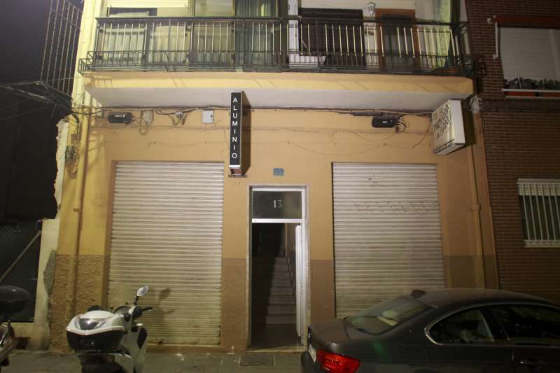 Vista general del edificio donde una mujer de 29 a�os ha sido asesinada. EFEMorell