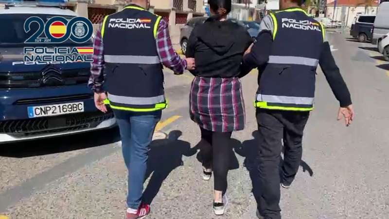 Agentes junto a uno de los detenidos | EFE