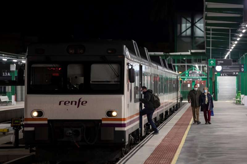 Un pasajero sube a un tren con direcciÃ³n Alicante. EFE/Marcial GuillÃ©n/Archivo