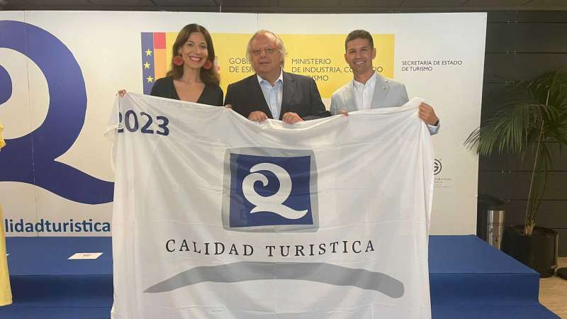 La concejal de Playas, Mónica Gómez, ha recogido hoy los distintivos que certifican la excelencia turística. EPDA
