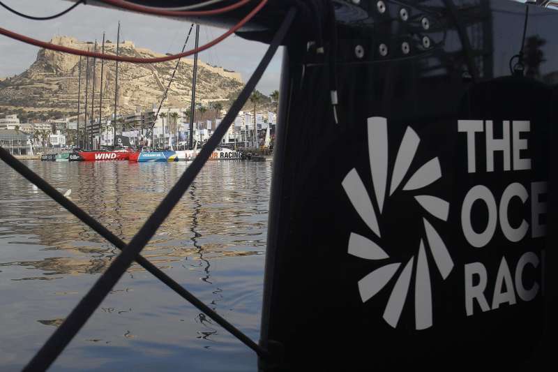 Los barcos participantes en la Vuelta al Mundo a Vela, amarrados en el puerto de Alicante, ultiman los preparativos para el inicio de la regata. /EFE