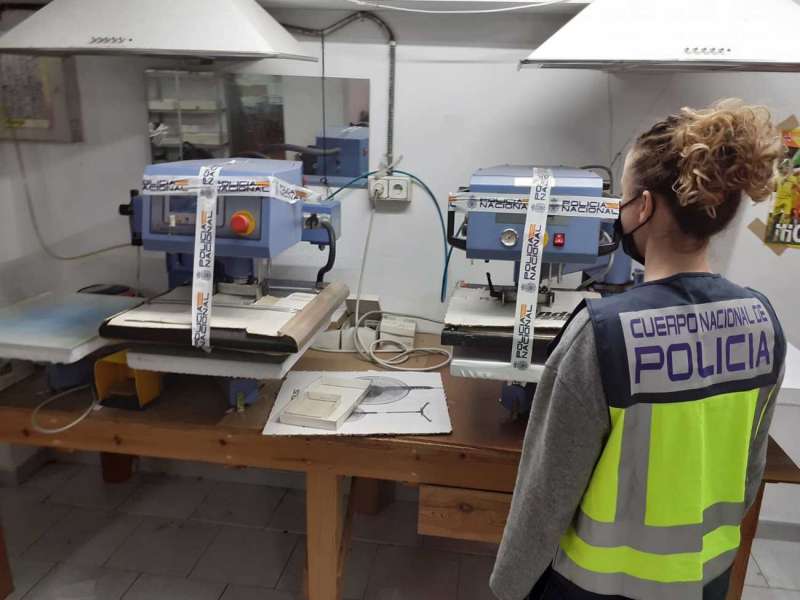 Prensas para textil incautadas en la operación, en una imagen difundida por la Policía Nacional. /EPDA
