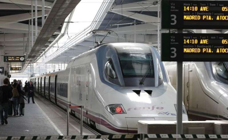 La compaÃ±Ã­a programa la circulaciÃ³n de 55 trenes (AVE, Avlo, Euromed e Intercity) reforzados con el doble de plazas /EPDA