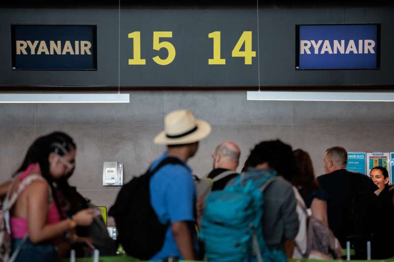 Turistas hacen cola en un mostrador de la aerol�nea Ryanair . EFEBiel Ali�o
