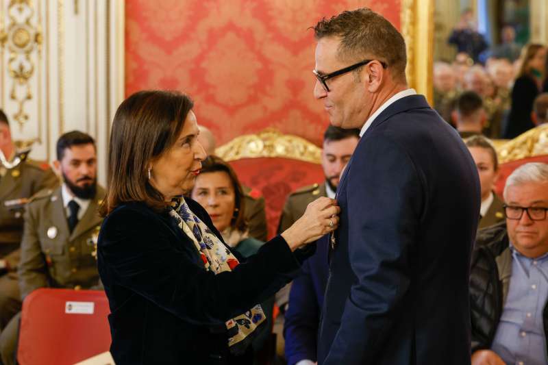 La ministra Margarita Robles, imposa la creu a José F. Cabanes. EPDA