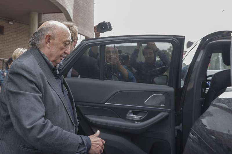 El diseÃ±ador Francis Montesinos tras su salida de los juzgados de LlÃ­ria. /EPDA