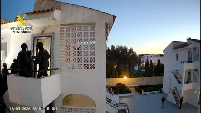 Imagen de la actuaci�n de la Guardia Civil en la desarticulaci�n de los puntos de venta de droga en Torrevieja. EFEGuardia Civil