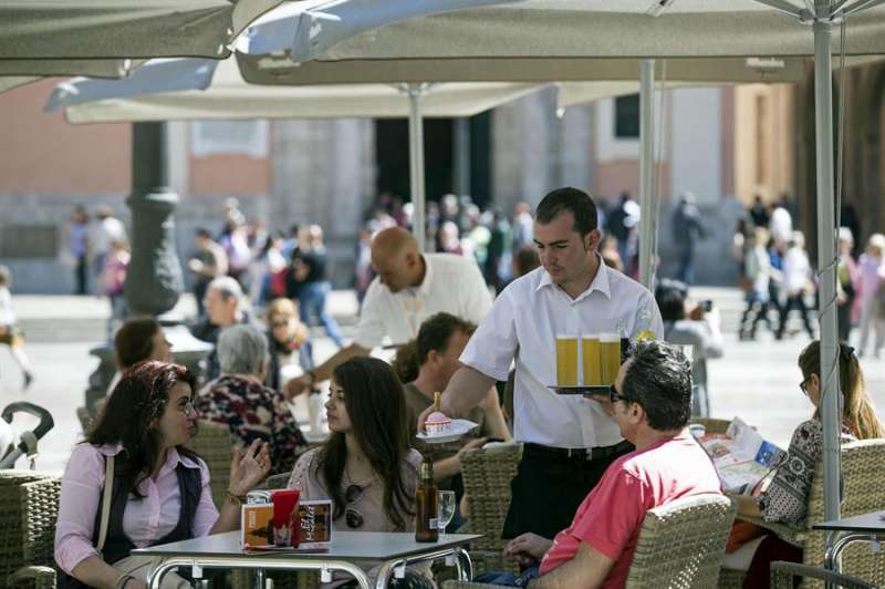 CafeterÃ­a en la Plaza de la Virgen de Valencia. EFE