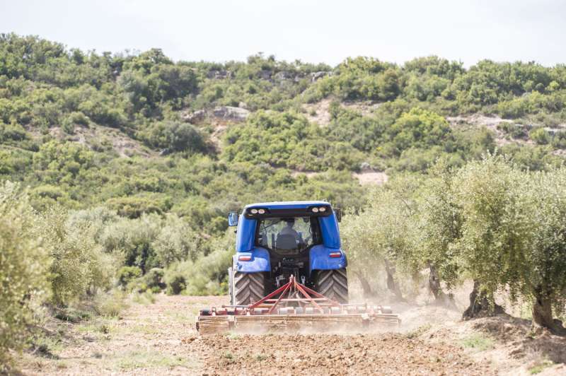 Un tractor trabajando en el campo. /EFE
