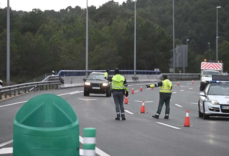 Varios guardias civiles de tráfico dan el alto a un vehículo en un control de carretera. EFE/Fernando Villar