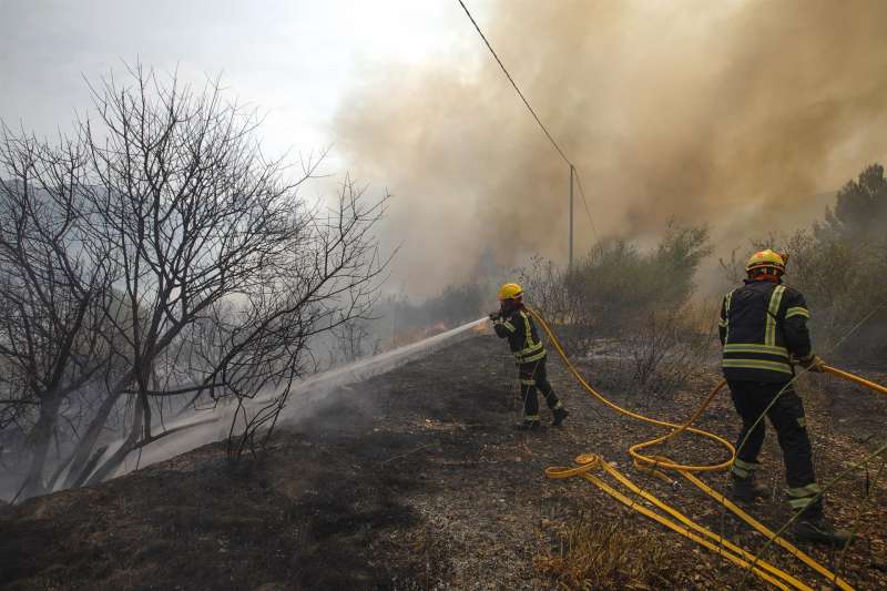 Bomberos trabajan en la extinciÃ³n del incendio forestal declarado en la en Vall d