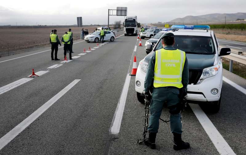 Imagen de archivo de un control de la Guardia Civil situado en una autovÃ­a de Alicante. EFE / Manuel Lorenzo