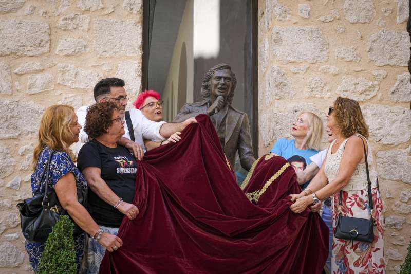 Seguidores de todo el mundo de Camilo Sesto descubren una escultura del artista en su poblacin natal, Alcoy. EFEPablo Miranzo