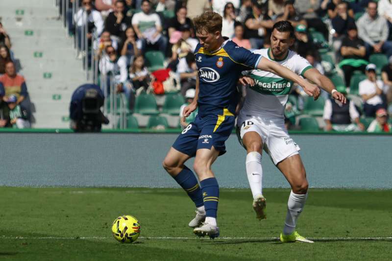El defensa alem�n del RCD Espanyol Clemens Riedel (i) y el delantero del Elche Rafa Mir (d) durante el partido de Liga disputado este domingo en el estadio Mart�nez Valero de Elche. EFEPablo Miranzo
