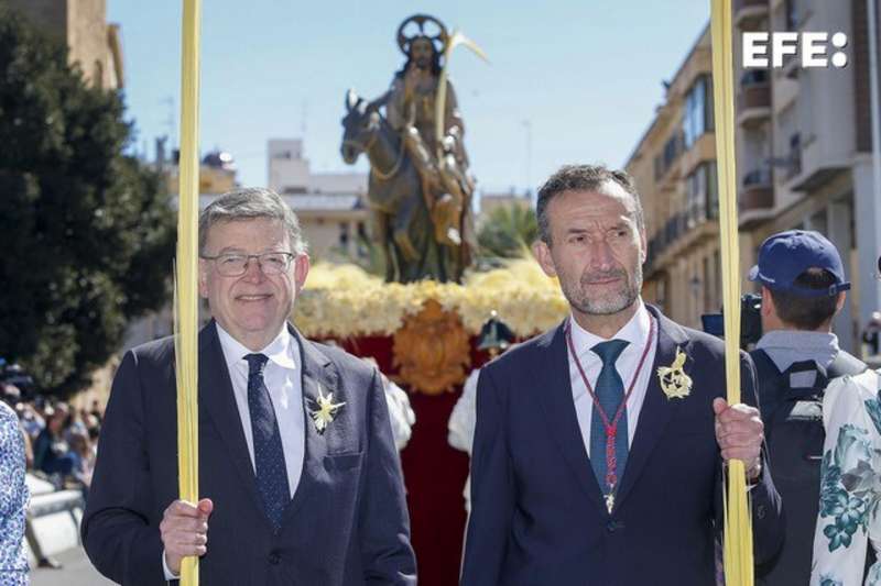 El Presidente de la Generalitat, Ximo Puig (i) y el alcalde de Elche, Carlos González (d) durante la Procesión de Domingo de Ramos en Elche. /EFE 