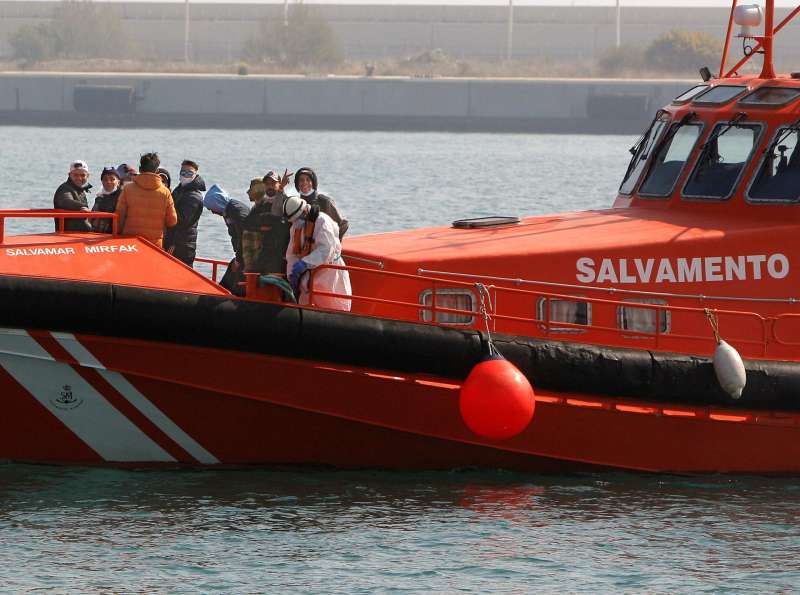 Inmigrantes rescatados cuando navegaban en una patera en la costa de Alicante. /EFE