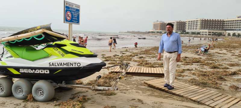 El alcalde, Luis Barcala, visita una de las playas. EPDA