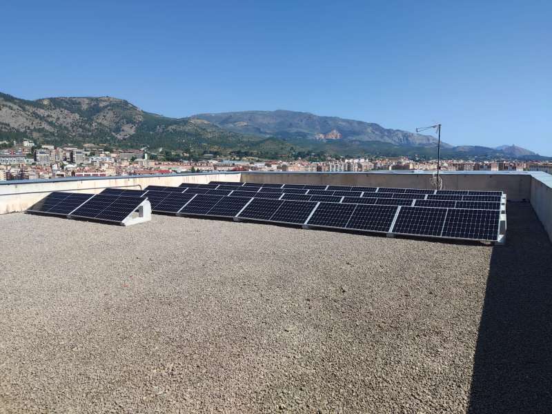 Nova instal·lació fotovoltaica en la coberta del Teatre Calderón. / EPDA