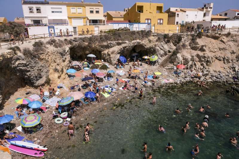 Imagen de archivo de numerosos ba�istas en las peque�as playas de la isla de Tabarca. EFEPablo MiranzoArchivo
