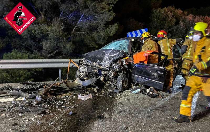 Imagen del accidente cedida por el consorcio provincial de bomberos de Alicante. EFE
