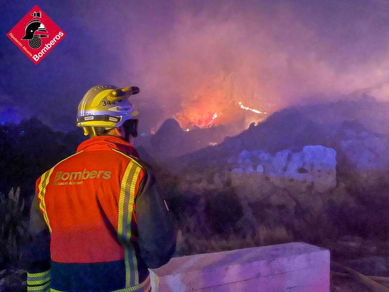 Imagen del incendio de Confrides compartida por los bomberos de Alicante. /EPDA