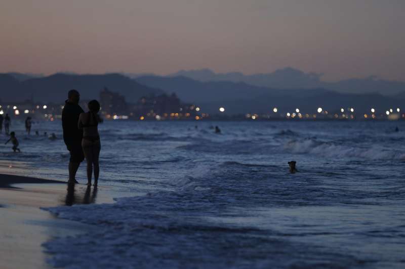 Una pareja pasea por la playa. EFE/Manuel Bruque
