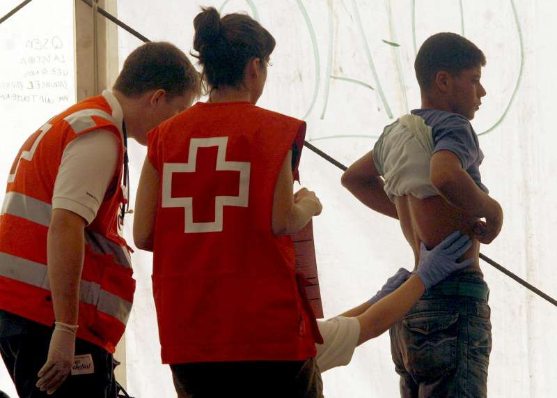 Miembros de la Cruz Roja reconocen a una persona. Archivo/ EFE / Morell
