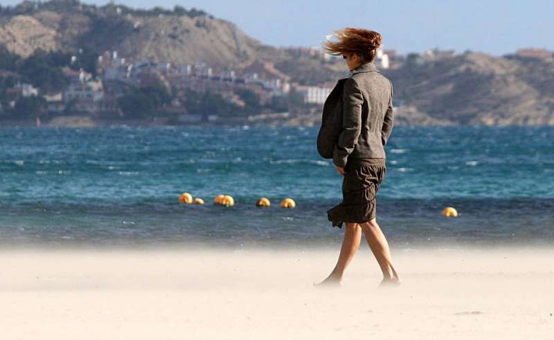 Una joven pasea por la Playa del Postiguet de Alicante. EFE/M.Lorenzo/Archivo
