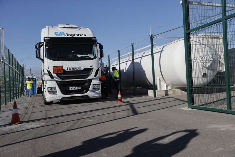 El Puerto de Valencia inicia el uso de hidrÃ³geno en sus instalaciones con la carga de la estaciÃ³n de suministro de este combustible limpio, lo que le convertirÃ¡ en el primer recinto europeo que lo utiliza en sus operaciones.EFE/ Manuel Bruque

