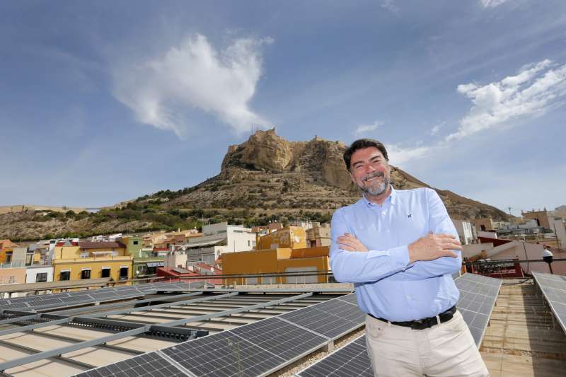 El alcalde de Alicante, Luis Barcala, junto a unas vistas de la ciudad. EFEManuel LorenzoArchivo
