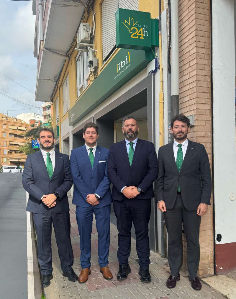 De izquierda a derecha: Daniel Juan, Director Oficina; David Burgada, Gestor Comercial; Carlos Martn-Salas, Director Red Comercial y Sebastin Rodrguez, Director Territorial Alicante 