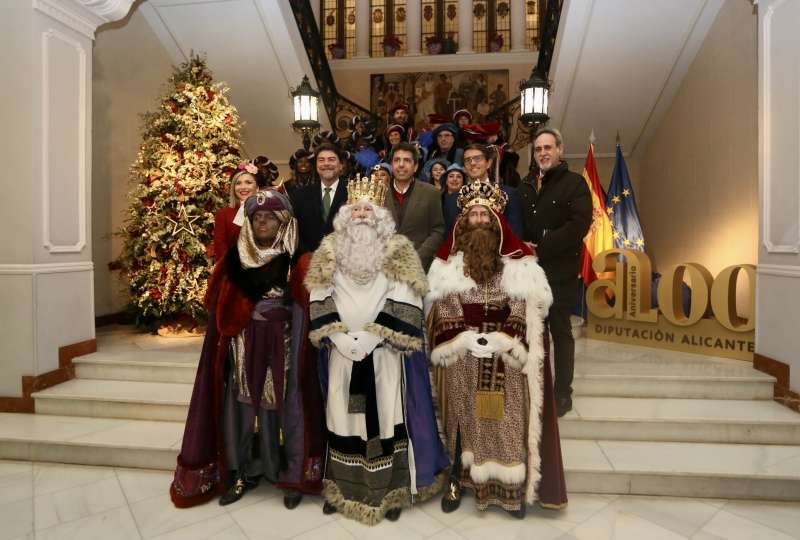 Carlos MazÃ³n, presidente de la DiputaciÃ³n de Alicante, recibe a los Reyes Magos en el Palacio Provincial. /EPDA