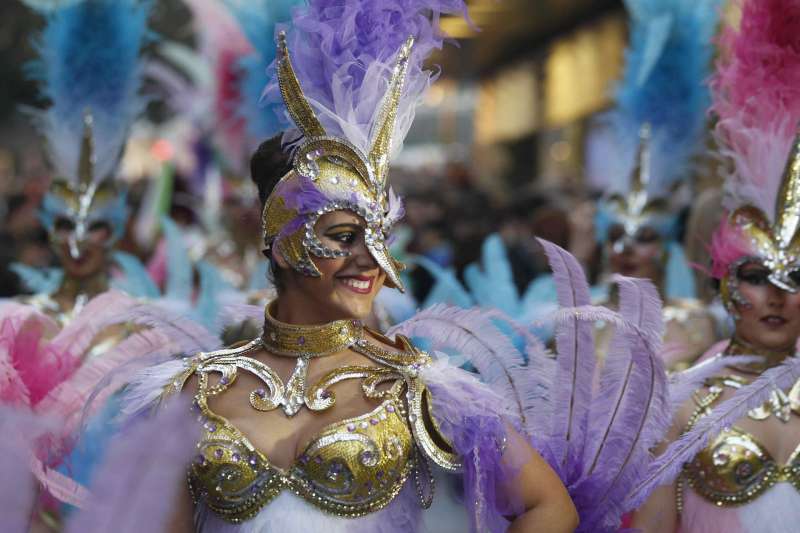 Desfile de comparsas de Carnaval para promocionar el turismo de la región con motivo de la Feria Internacional de Turismo (FITUR). /EFE
