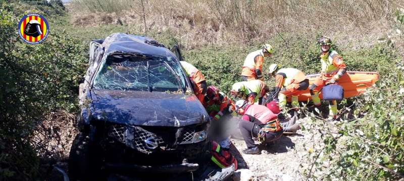 Moments del rescat del conductor després de la caiguda del cotxe a la zona de Pont Serrans./ Consorci de Bombers de València