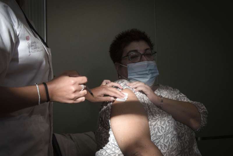 Una sanitaria se vacuna en una imagen de archivo. EFE/ David Arquimbau Sintes
