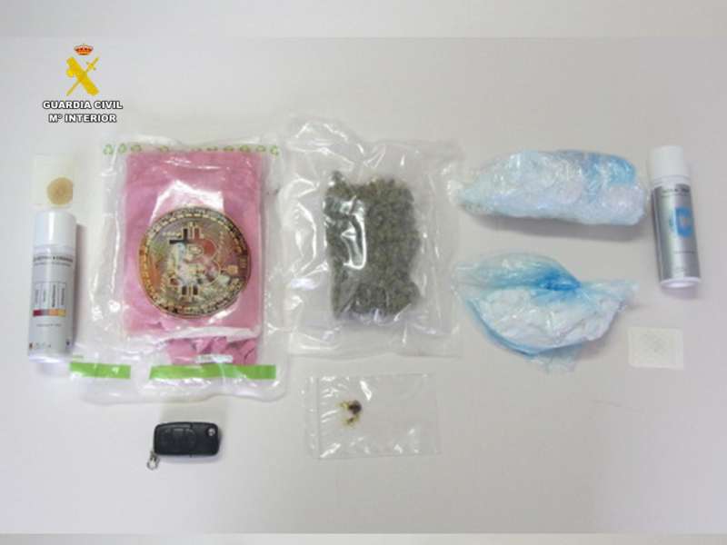 Cocana, tusi (cocana ros) y marihuana intervenidas al detenido, en una imagen de la Guardia Civil.