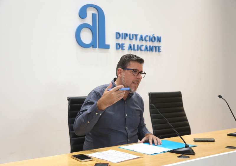 El diputado de Asistencia a Municipios, Javier Gutiérrez, en una imagen facilitada por la Diputación de Alicante. /EFE