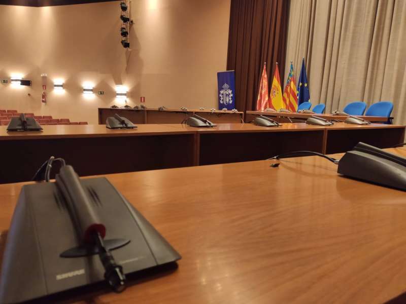 Imagen de la sala de plenos del Ayuntamiento de Orihuela antes de una sesión, en una fotografía de archivo compartida en redes por el consistorio. /EFE
