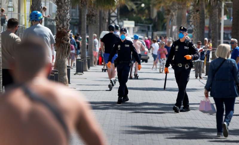 La Policía Local de Benidorm patrulla por el paseo marítimo. EFE/ Manuel Lorenzo/Archivo
