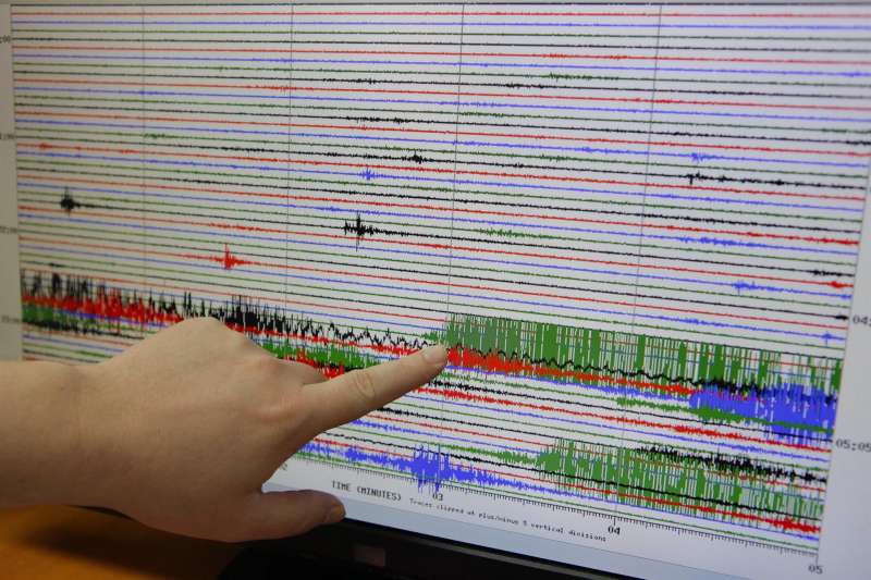 Un sismólogo señala un gráfico de un terremoto. EFE