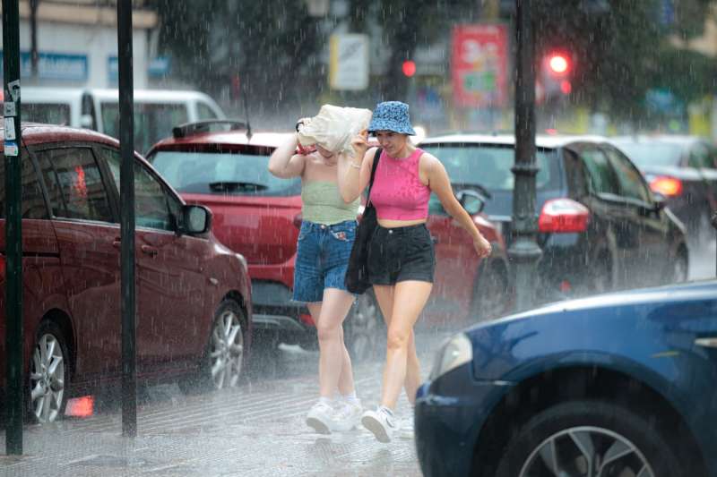 Dos personas se resguardan de la lluvia. EPDA