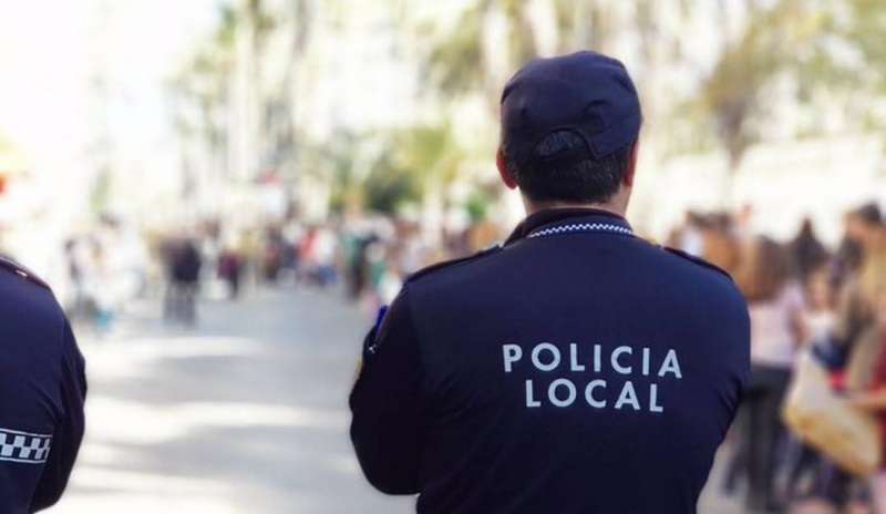 Imagen de un policÃ­a local publicada por el cuerpo policial de Elche en su cuenta de Twitter. /EFE