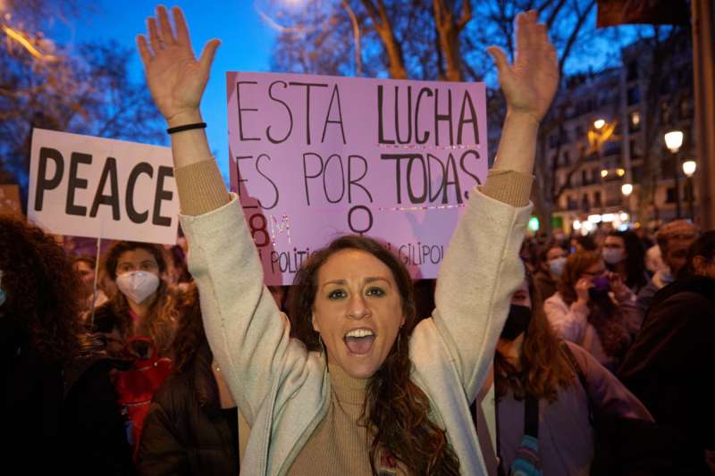 Una mujer participa en una manifestaciÃ³n convocada con motivo del DÃ­a Internacional de la Mujer. EFE/Archivo
