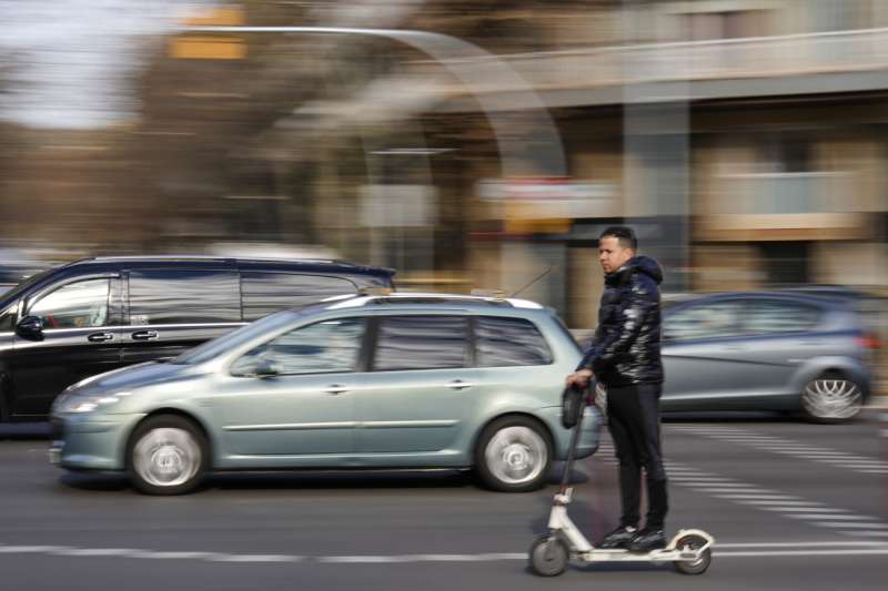 Imagen de archivo de un conductor de patinete elctrico. EFE Alejandro Garca Archivo
