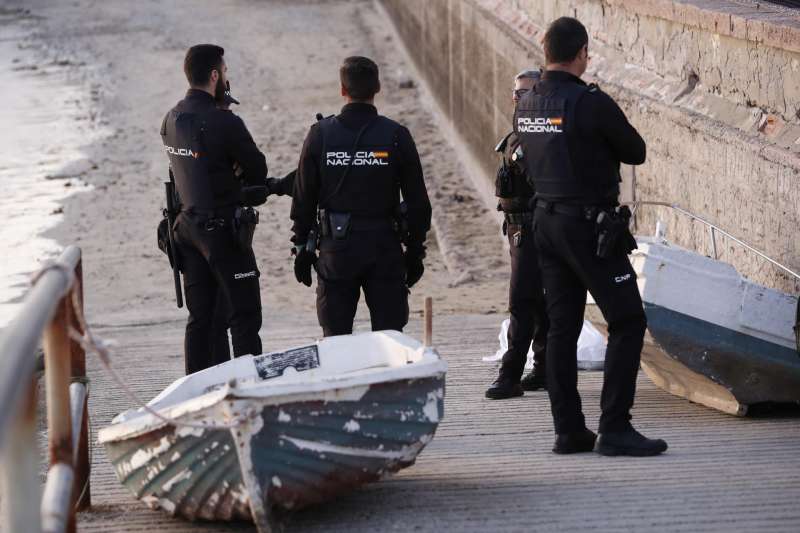 La Policía Nacional se ha hecho cargo de la investigación del hallazgo, este jueves por la tarde, de un cadáver con evidentes signos de descomposición en la playa ilicitana de Arenales del Sol, han informado fuentes municipales. /EFE