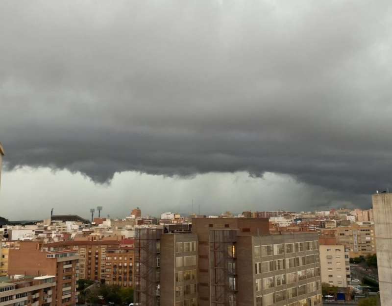 Imagen de Alicante tomada por Carlos Moreno y compartida en redes por el aboratorio de Climatolog�a de la Universidad de Alicante.  EPDA
